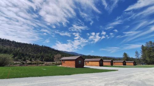 Superior House | Micham's Clark Fork River Retreat - River Front, Mountain View, Fire Pit - Cabin 3