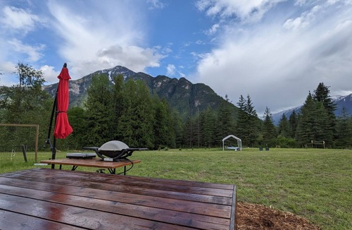 Nakusp Cabin | Micro cabin with stunning mountain views, close to Arrow lake/pet friendly!