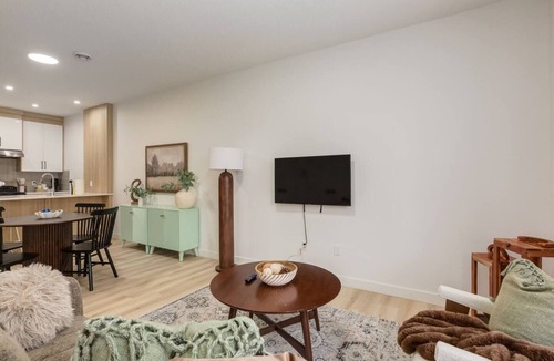 Shaganappi House | "Mint & Mahogany" 3bdrm-close to C-Train!