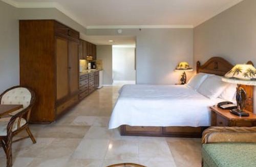 Waikiki House | Minutes to Beach Pool Gym WFH Station Lanai