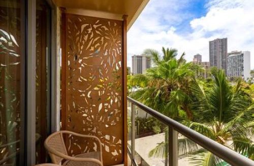 Waikiki House | Minutes to Beach Pool Gym WFH Station Lanai