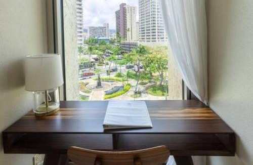 Waikiki House | Minutes to Beach Pool Gym WFH Station Lanai