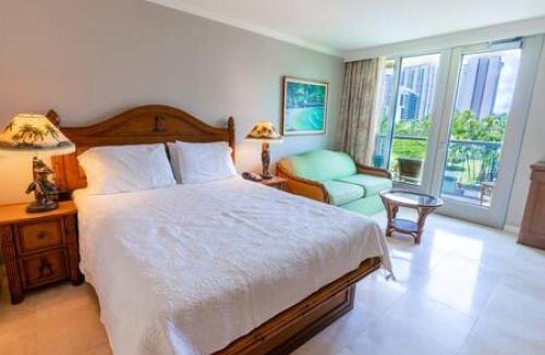 Waikiki House | Minutes to Beach Pool Gym WFH Station Lanai