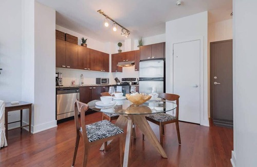 Bathurst Quay Apartment | Modern 1BR Waterfront Condo near Downtown