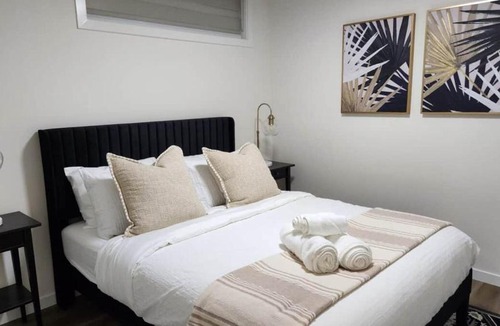 Keith House | Modern 2BR | Private Suite | Close to Banff | UofC