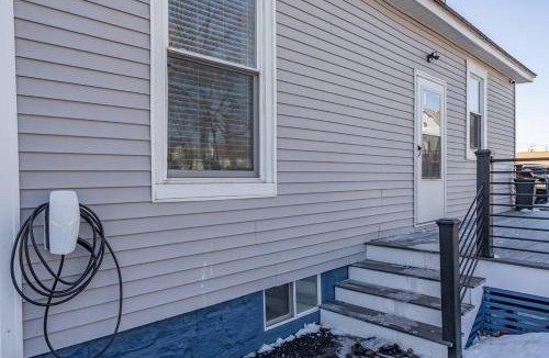 Schenectady Apartment | Modern 3 Bed Apt Parking W D