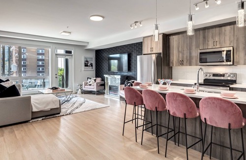 East Village Apartment | Modern 3BR unit in the heart of Calgaryn