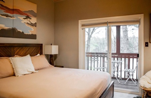 Apsley House | Modern 4BR Lakefront Escape w/King Beds & Hot Tub