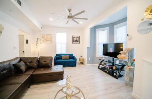 Washington House | Modern 5BR DC Home Free Parking Steps from Metro Family-Friendly