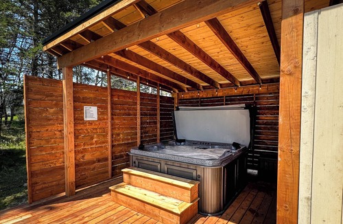 Beach Meadows House | Modern Beach House | 90-Sec Walk to Pristine Beach | Hot tub