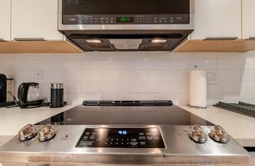 Lower Lonsdale Apartment | Modern Bright Suite Self Check-In