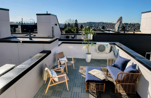 Judkins Park House | Modern Central-Seattle Rooftop Home with 2BR 2BA, Patio & Grill