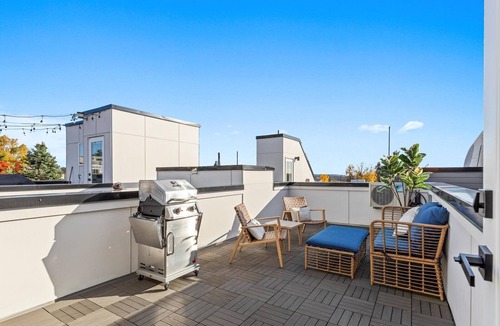 Judkins Park House | Modern Central-Seattle Rooftop Home with 2BR 2BA, Patio & Grill