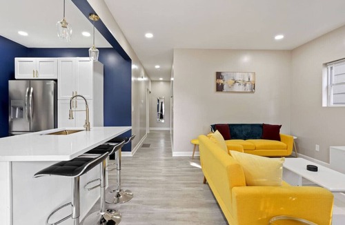 Indianapolis Cottage | Modern Comfort Downtown Indy Stylish 3BR Getaway