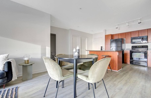West Bellevue Apartment | Modern Downtown Bellevue 2BR w/W/D & Storage, near Shops, by Blueground