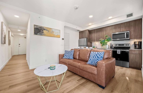 Connaught Apartment | Modern Downtown Calgary Condo | Balcony Views | Sleeps 4