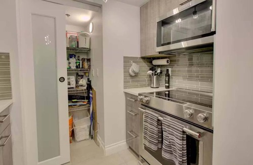 Yaletown Condo | Modern Downtown Vancouver Condo, 2BR, Pool & Hot Tub