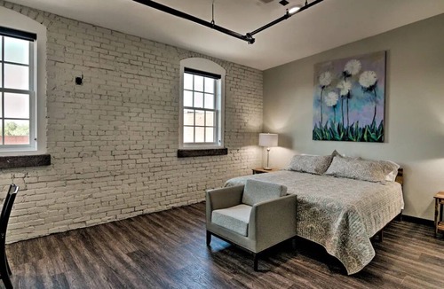 Hickory Apartment | Modern & Private Downtown Hickory Guest Retreat!