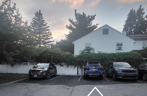 Saddle Brook House | Modern Private Room near NYC (Female Only)