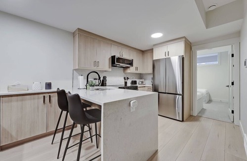 Northwest Calgary House | Modern & Relaxing Suite - Full Kitchen - King Bed + 2 Twin Beds - Pet Friendly!