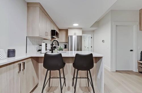 Northwest Calgary House | Modern & Relaxing Suite - Full Kitchen - King Bed + 2 Twin Beds - Pet Friendly!