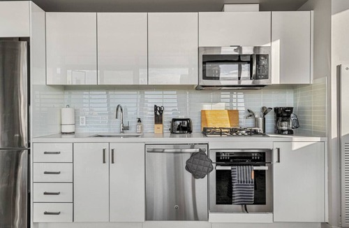 Connaught Apartment | Modern Rustic Charm w/Tower Views, Pool & Gym
