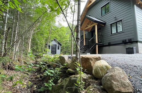 Val-des-Lacs Ski Chalet | Modern solid wood chalet | Spa fireplace nature