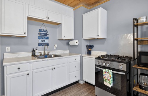 Liverpool House | Modern space - fully equipped kitchen in village of Liverpool
