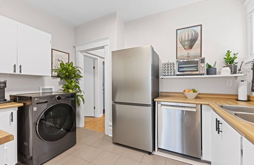 Ottawa Division Apartment | Modern & Spacious 3BR | Steps to Canal | King Bed | Parking | Dog Friendly
