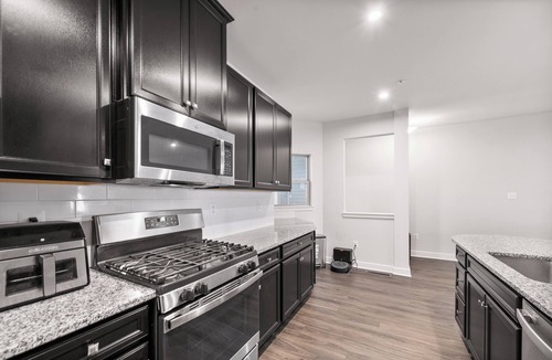 Frederick House | Modern Suite with Private Bath – Stylish & Comfy