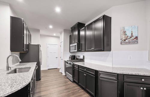 Frederick House | Modern Suite with Private Bath – Stylish & Comfy