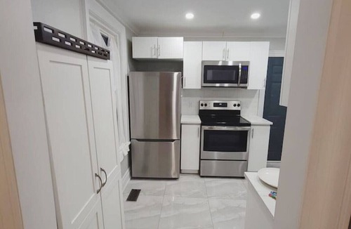 York - Haig House | Modern Two Bedroom Home near Niagara Falls!