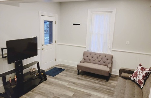 York - Haig House | Modern Two Bedroom Home near Niagara Falls!