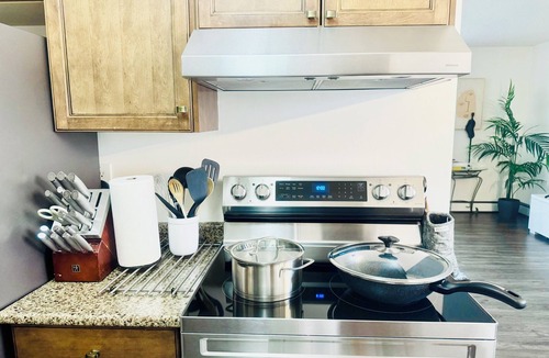 Southeast Edmonton Apartment | Modern Unit*Kingbed*Baby & Kid Friendly*Fireplace*