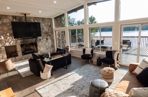 Monticello House | Modernist Lakefront Sojourn