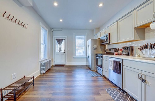 Stroudsburg House | Monroe16 · BrickStone Lodge-Modern King Suite near Main St-A