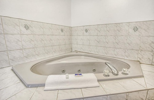 Windsor Hotel | Motel 6 Windsor, ON