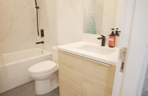 Montgomery House | New Luxury Walkout Suite Near University-BY ROOM