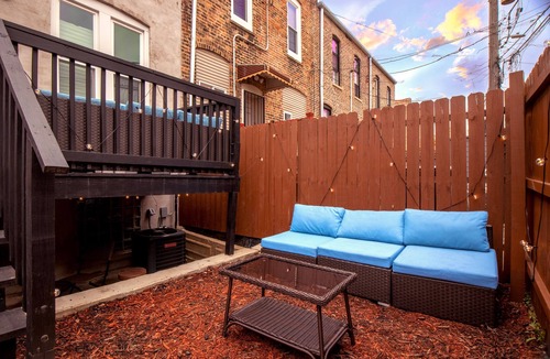 East Garfield Park Apartment | NEW Private West Loop 1br with Backyard near Green Line and CTA