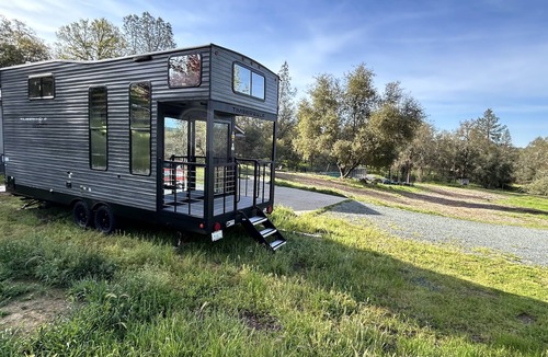 Penn Valley House | New tiny house near Grass Valley - hot tub access!