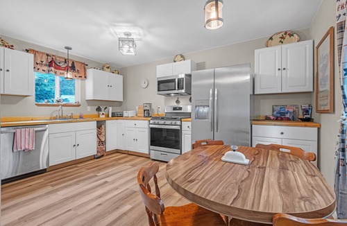 Enumclaw House | NEW! Treehaven Barn 3-Bedroom Farmhouse - Pets Allowed