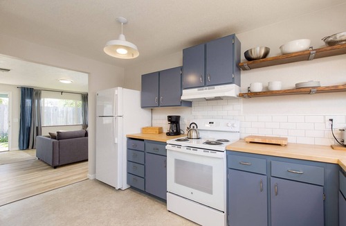 Greenside Park Cottage | 🐶 North Fork Cottage: Convenient, Pet friendly, Modern Furnishings!🌲