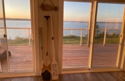 Anglo Rustico Cottage | North Shore Ocean-Front Cottage With Access to Quiet Beach & Hot Tub