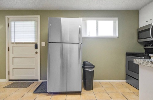 Logan House | Nostalgic Warhol 2BD Apartment
