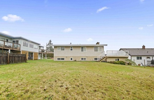 White Rock House | OCEAN VIEW! Spacious 5 Bed Home in White Rock