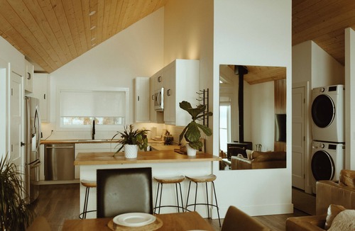 Powell River House | Oceanfront luxury suite with hot tub, sauna, pet friendly - Sitka Suite