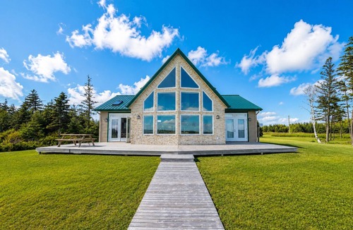 Chelton Cottage | Oceanfront A-Frame Cottage | Stunning Bridge Views | Dog Friendly | Sleeps 8