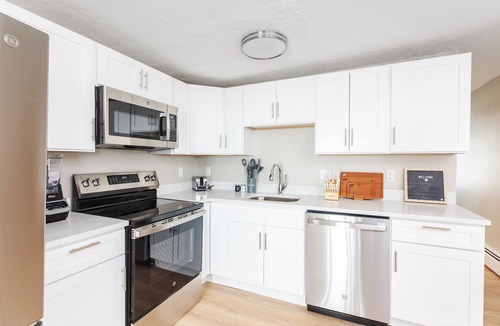 Hampton Apartment | Oceanfront Apartment w/2 Bedroom + den & pool access