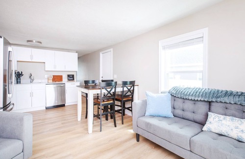 Hampton Apartment | Oceanfront Apartment w/2 Bedroom + den & pool access