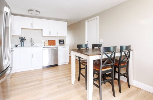 Hampton Apartment | Oceanfront Apartment w/2 Bedroom + den & pool access